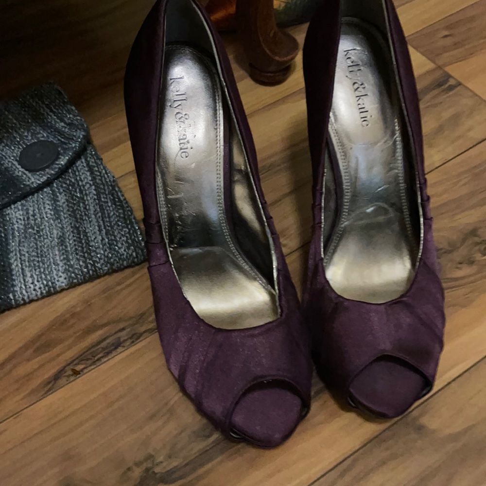 I am selling this wonderful heels